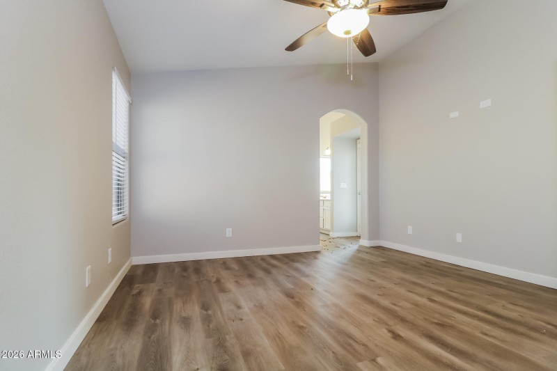 008-photo-main-bedroom-11484970