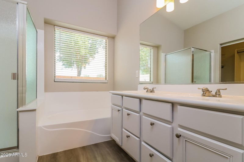 010-photo-main-bathroom-11484972