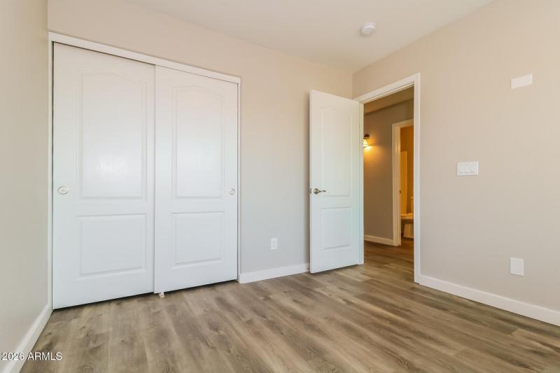 012-photo-bedroom-11484975