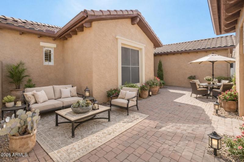 Cozy Southwestern courtyard with vibrant