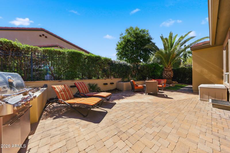 Landscaped/paver large lot