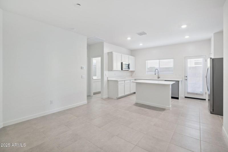 11-web-or-mls-1476-s-241st-ave