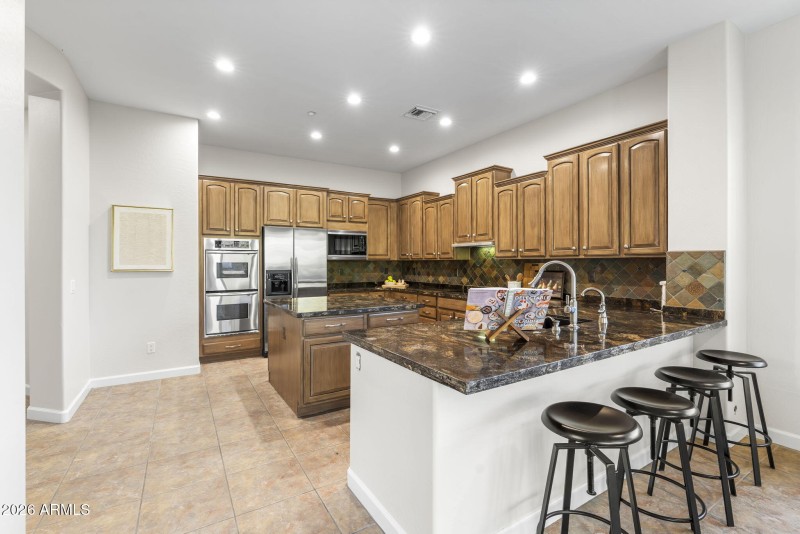 Kitchen w/ Breakfast Bar