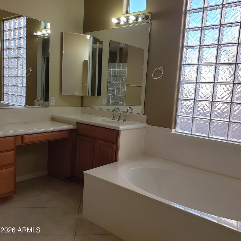 Master soaking tub