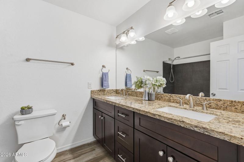 Upstairs Full Bathroom