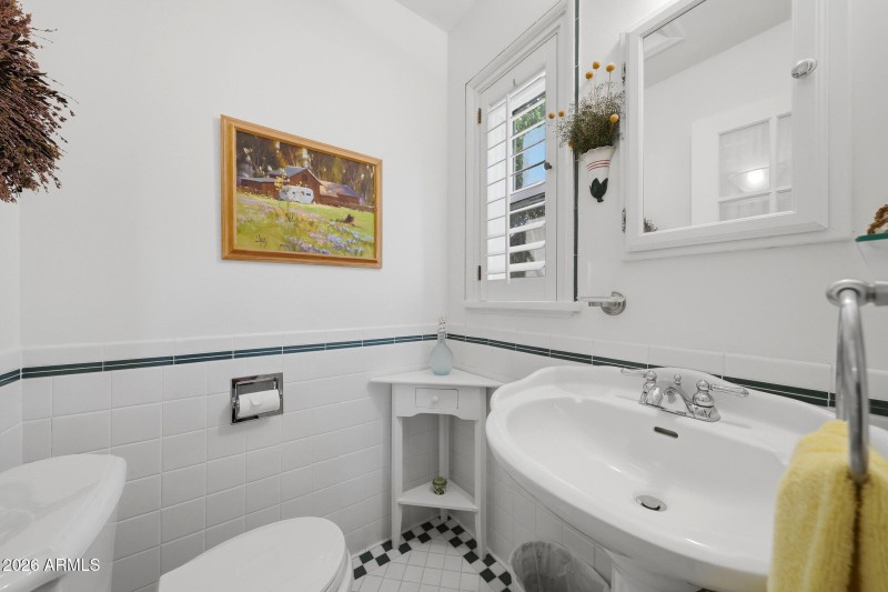 Half a bath in front bedroom