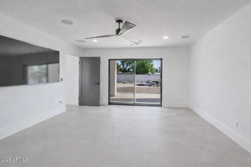 9027N82ndSt_vac (6)
