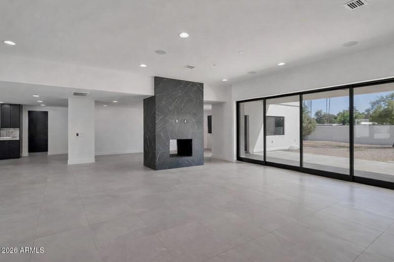 9027N82ndSt_vac (8)
