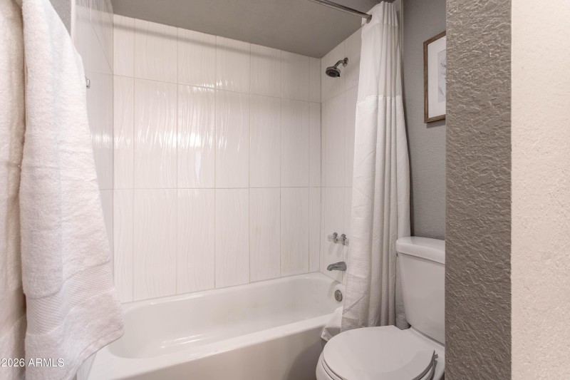 primary bedroom bathroom 02
