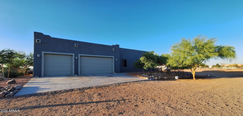 Huge dual entry 3 car garage