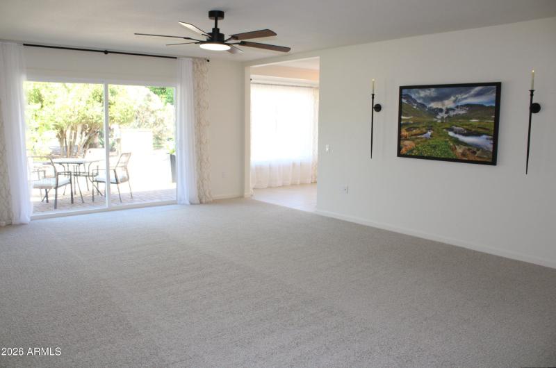 02 - Huge Living Rm