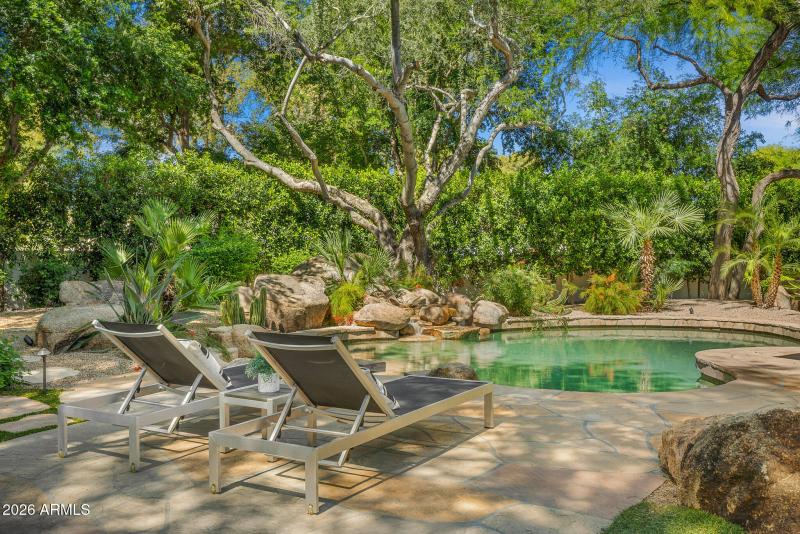 pool lounge