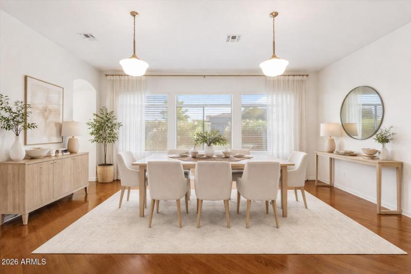 Elegant daytime dining room decor
