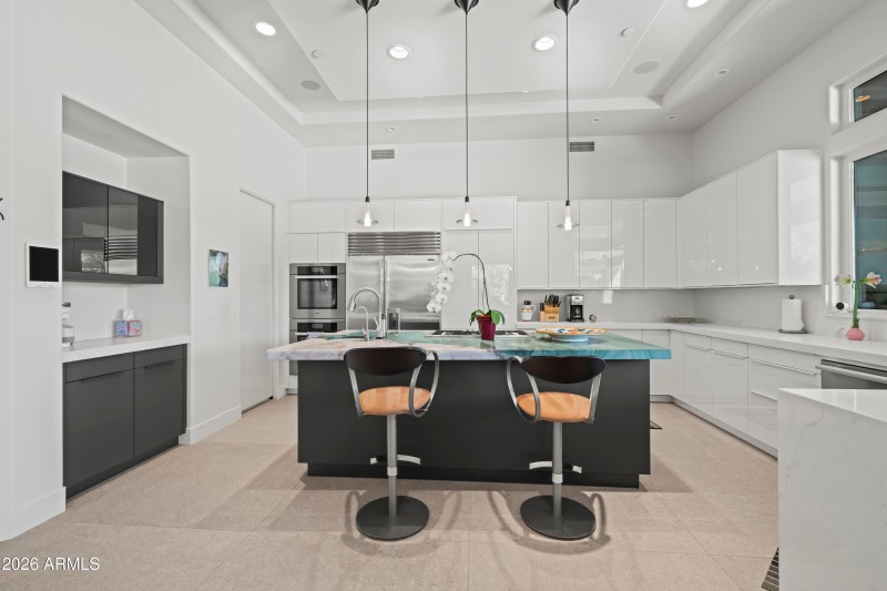 Kitchen w/ coffee bar and walk-in Pantry