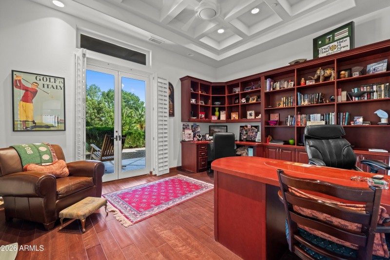 Office/Bedroom with separate entrance