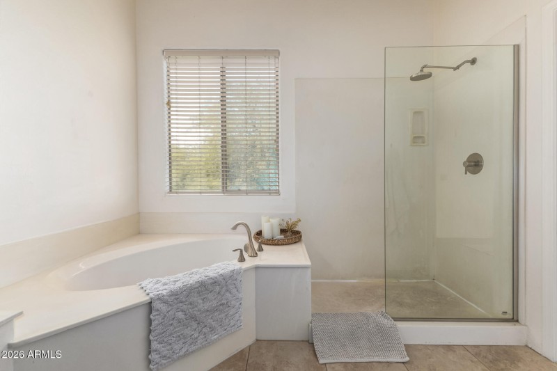 29 - Upstairs Primary Bathtub/Shower