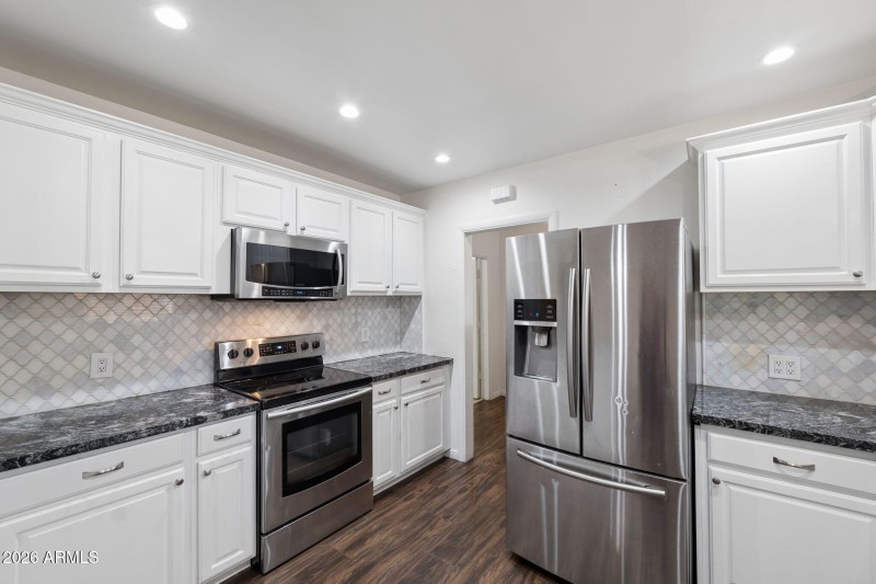 13-web-or-mls-1802-e-missouri-ave