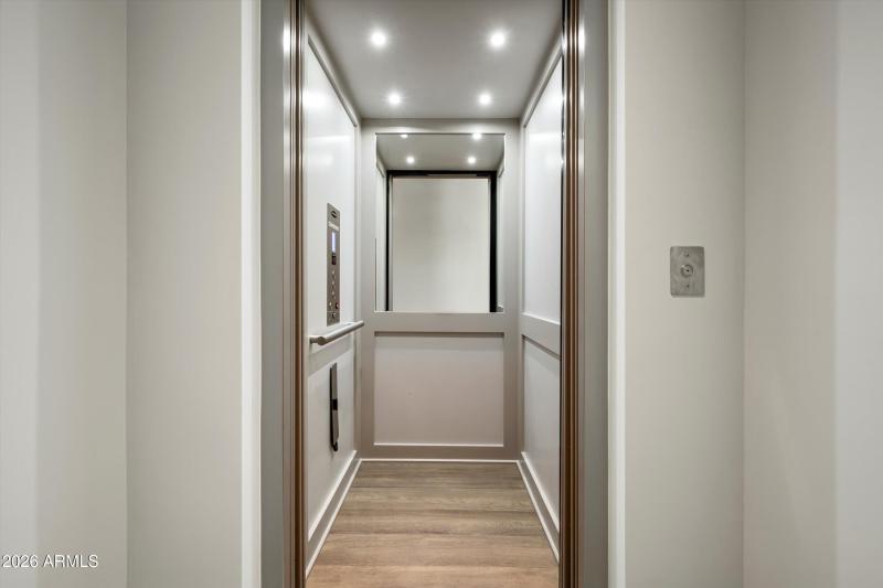 018_Elevator