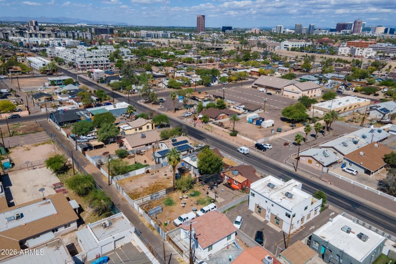 4-custom-1025 E Roosevelt St-4