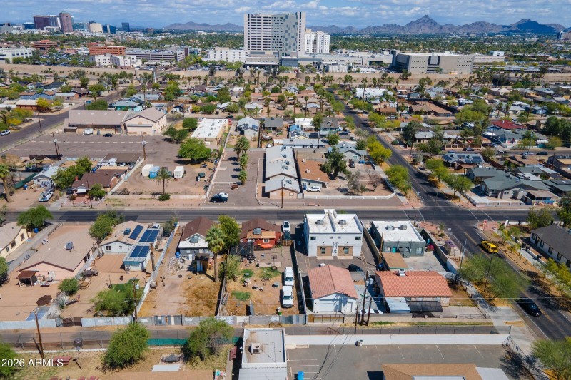 5-custom-1025 E Roosevelt St-5