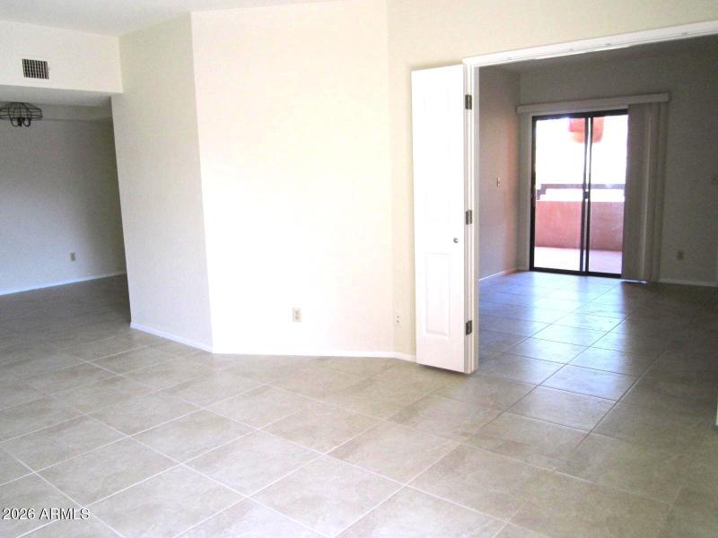 11 419 VIEW FROM LIVING ROOM TO 2ND BEDR