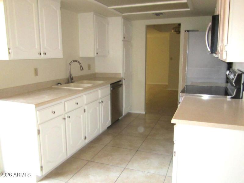 11 419 KITCHEN TO DINING