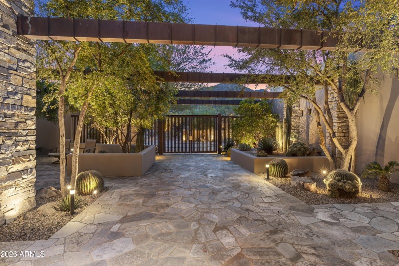 004_Courtyard