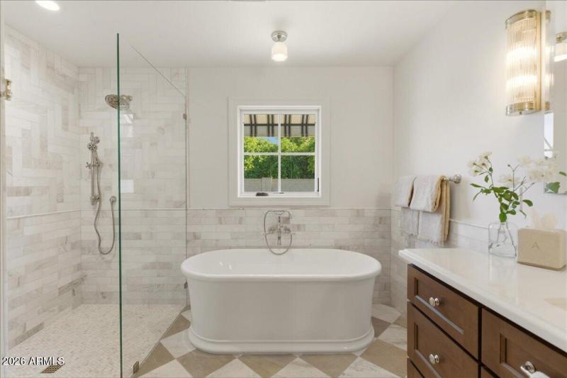 Primary Tub Detial