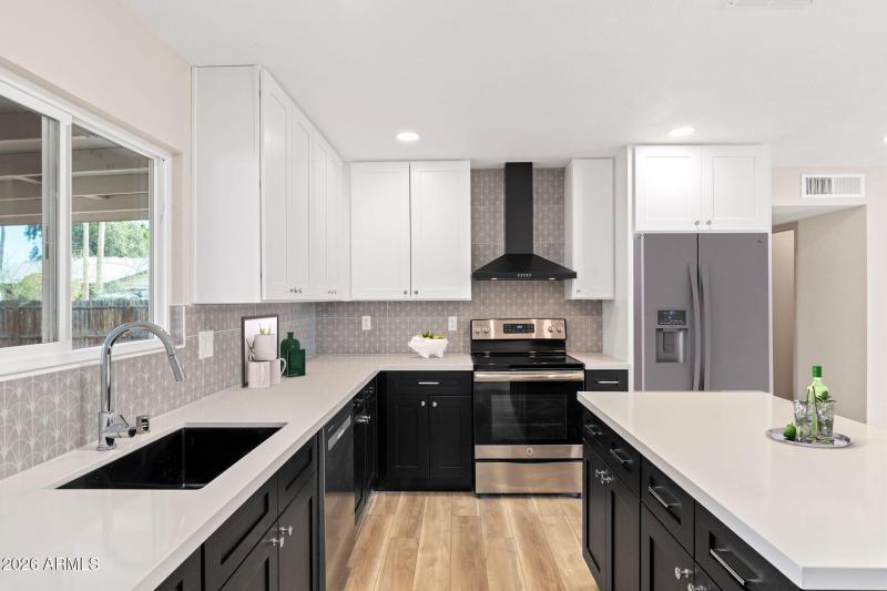 3556 E Helena Dr - 10 VS