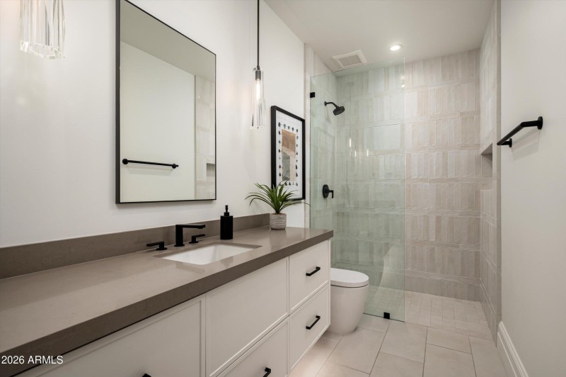 Guest Suite 1 En Suite Bath