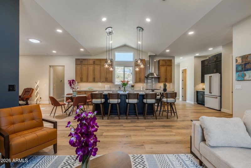 28th Living Rm to Kitchen