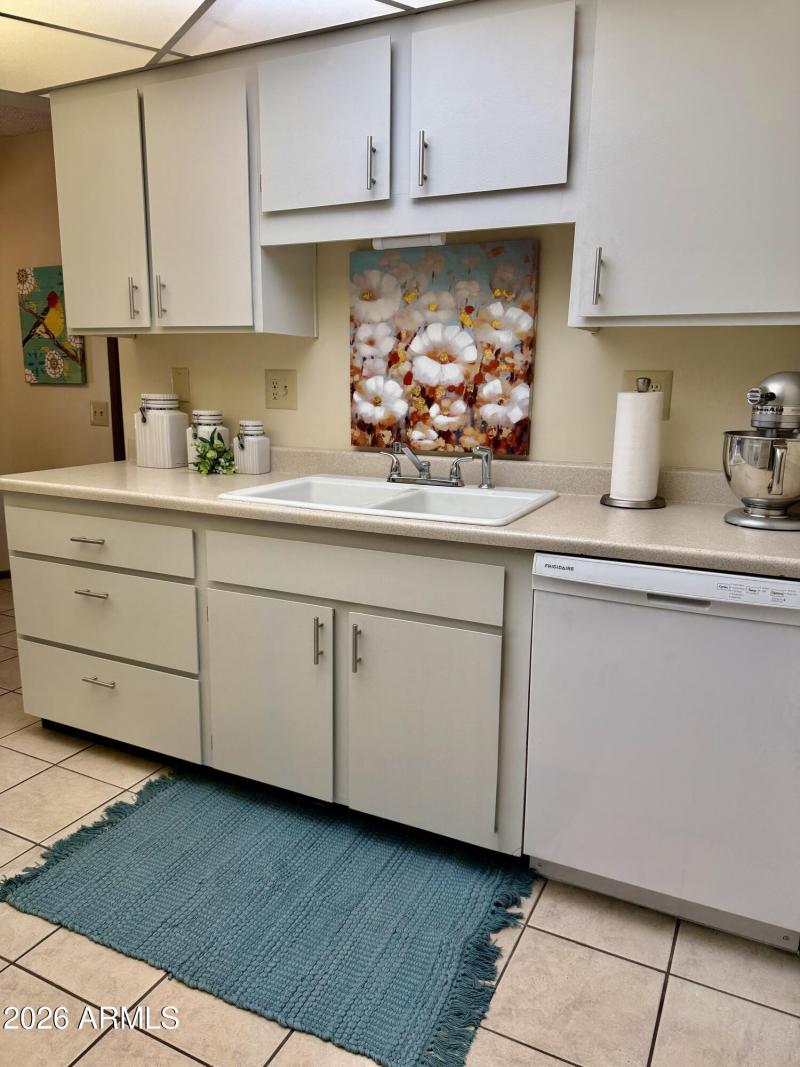 Large open & bright kitchen