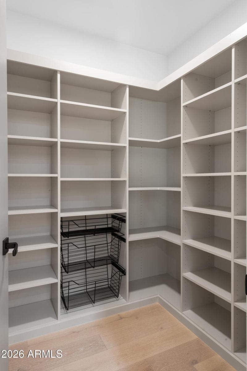 015_Walk-in Pantry