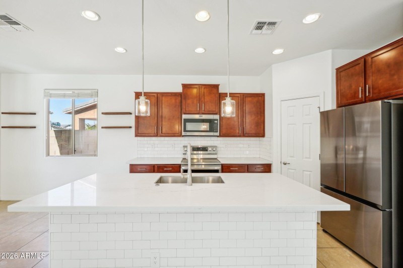 12-web-or-mls-N 89th Ln-012