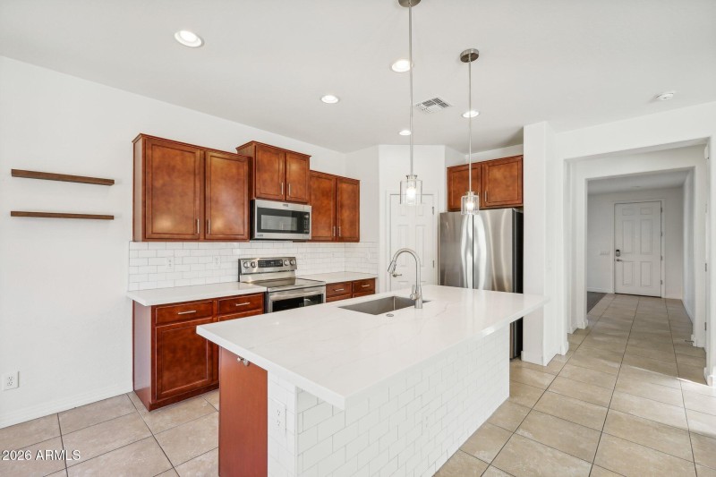 11-web-or-mls-N 89th Ln-011