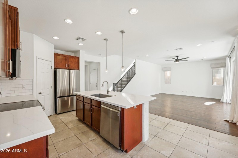 10-web-or-mls-N 89th Ln-010