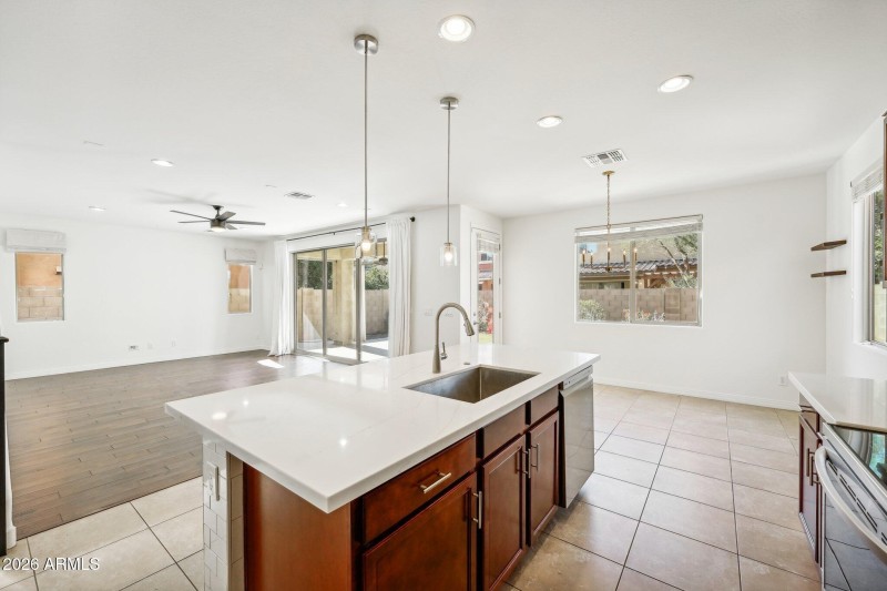 9-web-or-mls-N 89th Ln-009