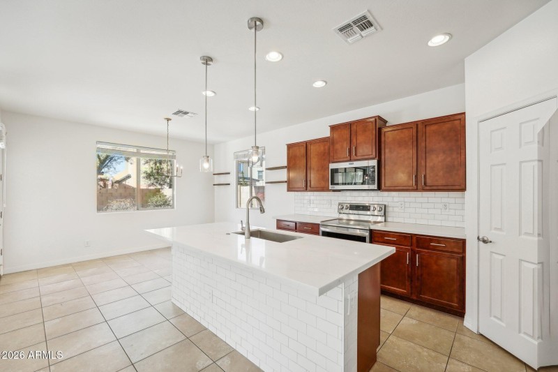 8-web-or-mls-N 89th Ln-008
