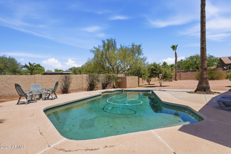 042_Spacious Pool 1