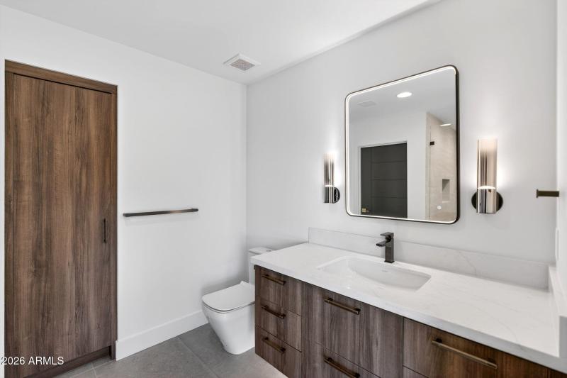 West Upstairs Bedroom En Suite Bathroom