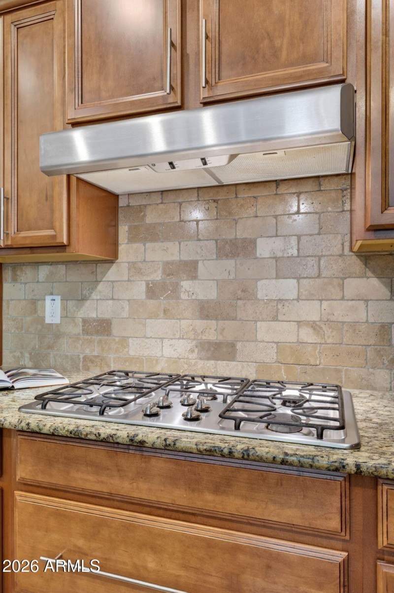 16-web-or-mls-041E Bellerive Pl