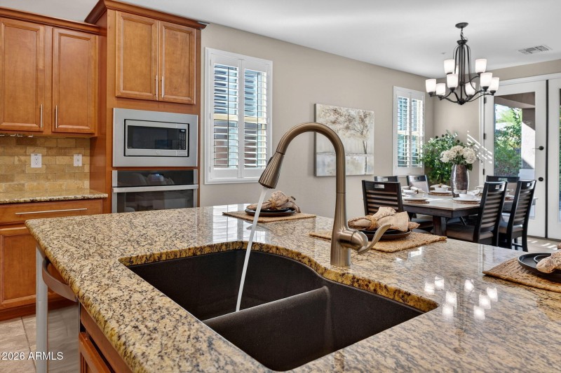 18-web-or-mls-040E Bellerive Pl