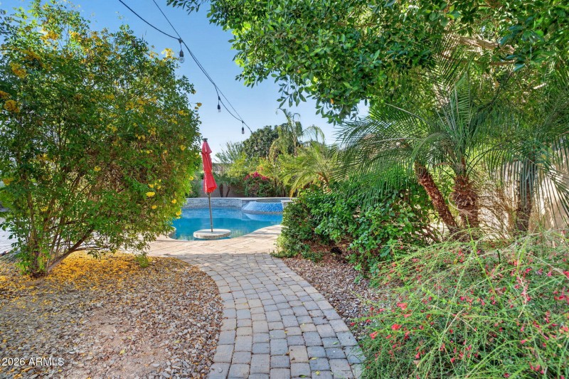 62-web-or-mls-084E Bellerive Pl