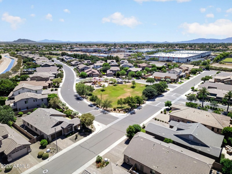 90-web-or-mls-008E Bellerive Pl