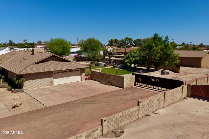 6 Garage Spaces & Room for Toys!