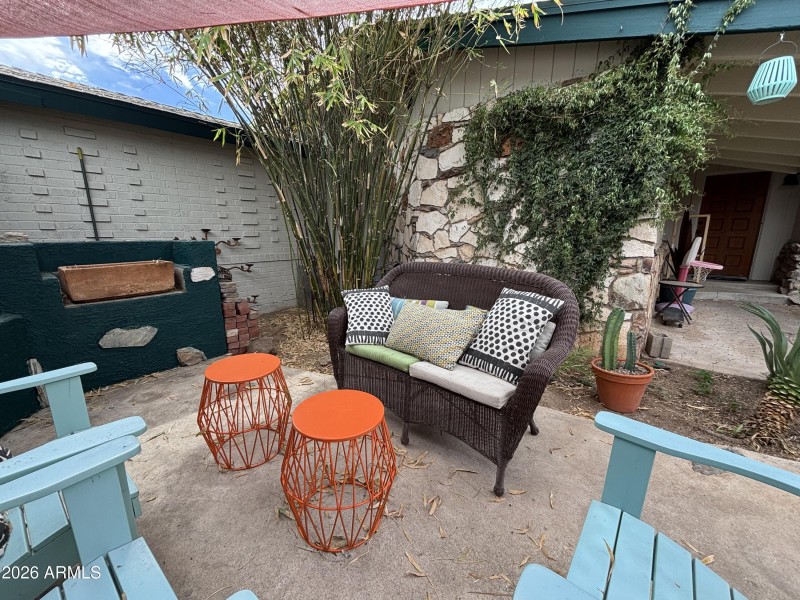 COURTYARD SEATING