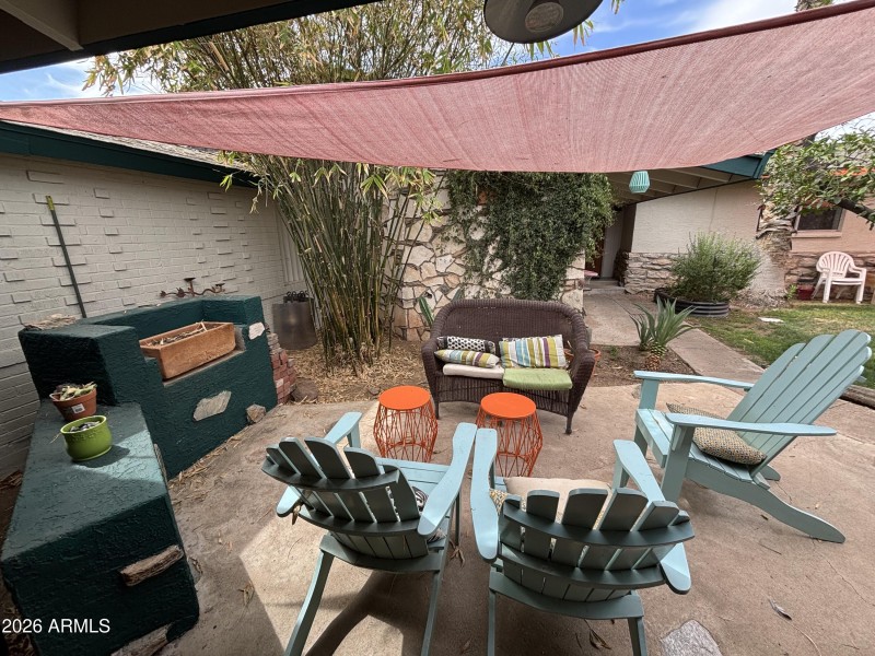 COURTYARD SEATING