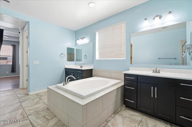 22-3038 W Lynne Ln_RedHogMedia