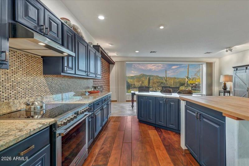 17-Kitchen Detail