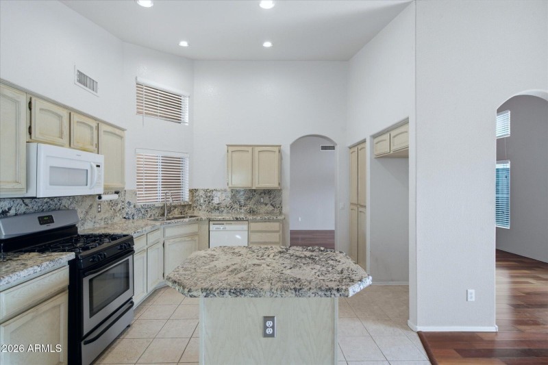 Kitchen w/Island